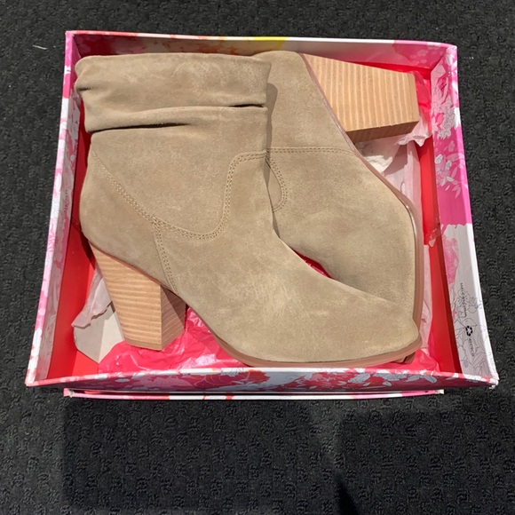 Beautiful Chinese Laundry Booties🎄✨ - Picture 3 of 6